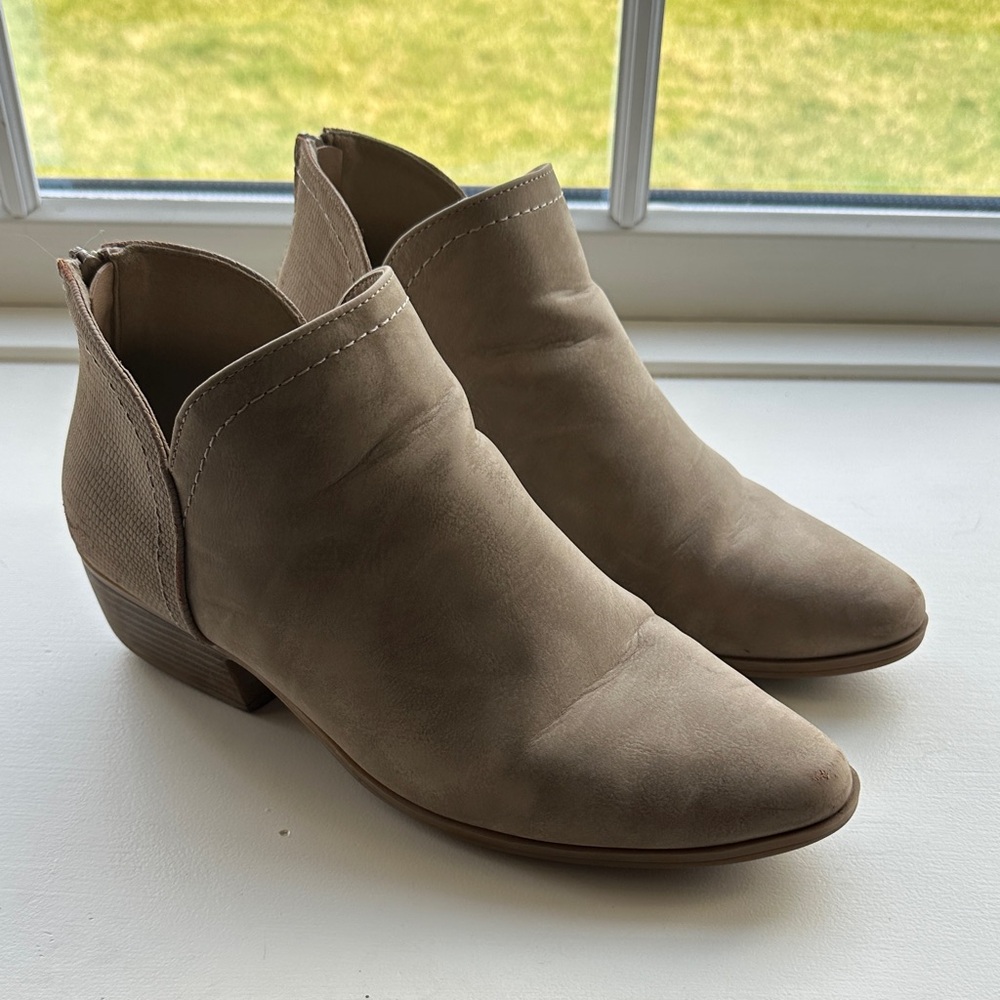 Women's Size 9 Maurices Taupe Suede Ankle Booties